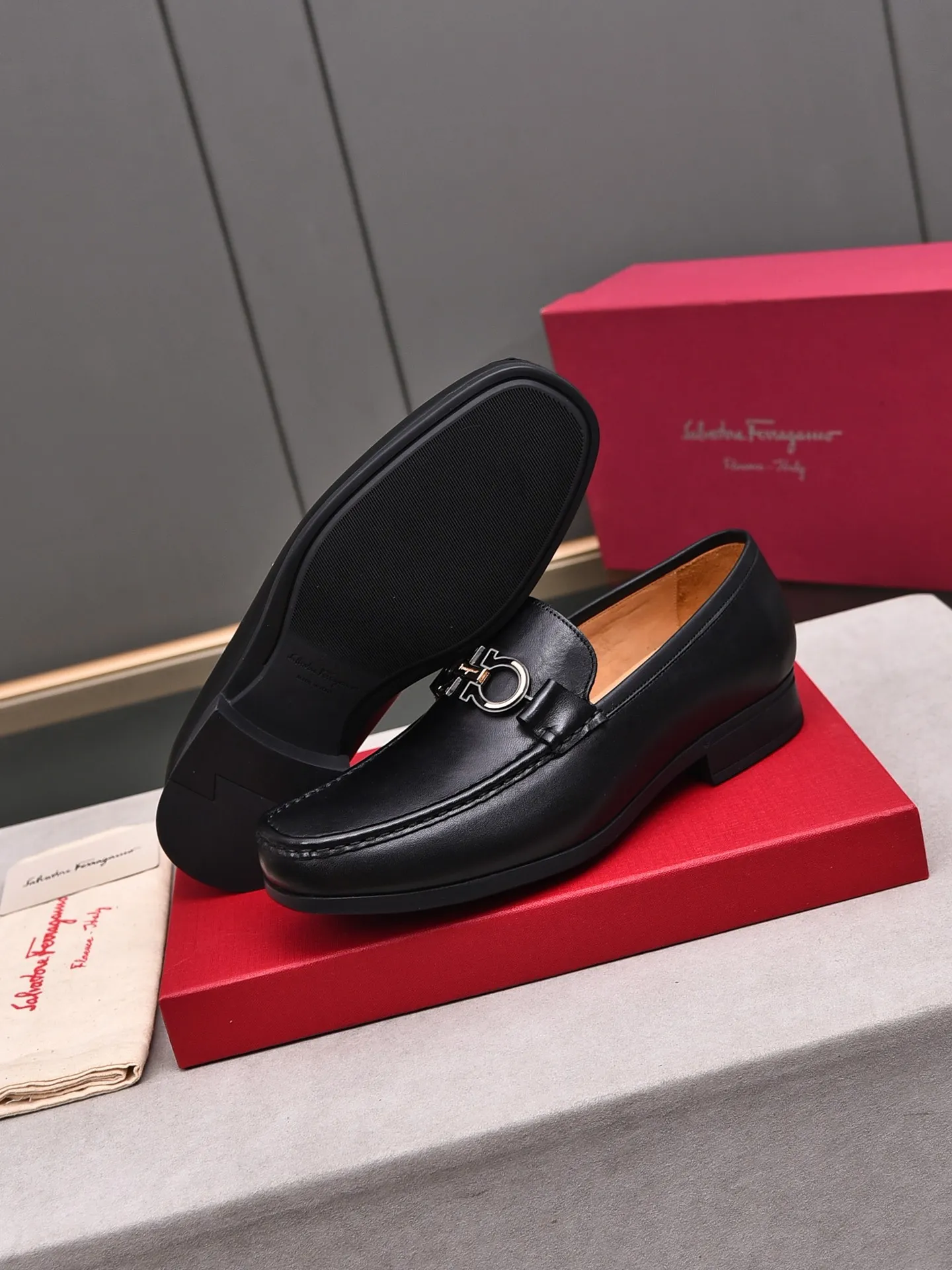 Factory: 250 [Original running volume quality] Brand: Ferragamo (Ferragamo) Size: Men's size 38/44 (45 can be customized) Grade: Same style as the official website High-end quality men's shoes Material: Original first-layer calfskin Water-dyed cowhide lining Original outsole Style category: Men's fashion formal business casual leather shoes Slip-on men's shoes high-top series Young fashion European and American trends British style Casual matching Comfortable feet